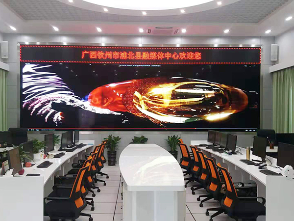 百讯小伙子造的屏
