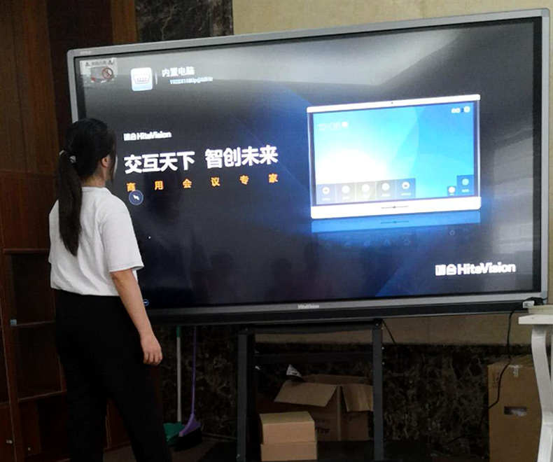 百讯触控大屏一体机01