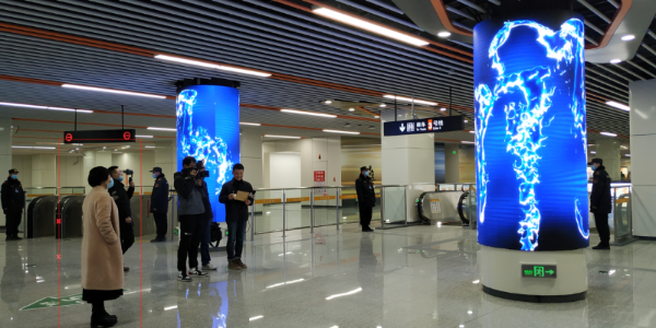高清全彩LED圆柱屏现身地铁站